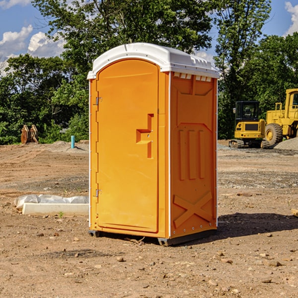 can i customize the exterior of the portable toilets with my event logo or branding in German